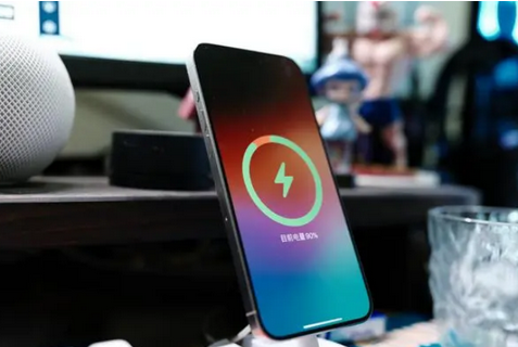 长征镇苹果15换屏服务分享用什么充电器给iPhone15充电更好 